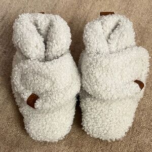 Goumi Stay On Sherpa Booties 3-6 months